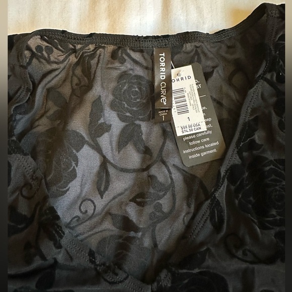 NWT Torrid Black Mesh Floral Flocked V-Neck Bodysuit - Picture 3 of 5